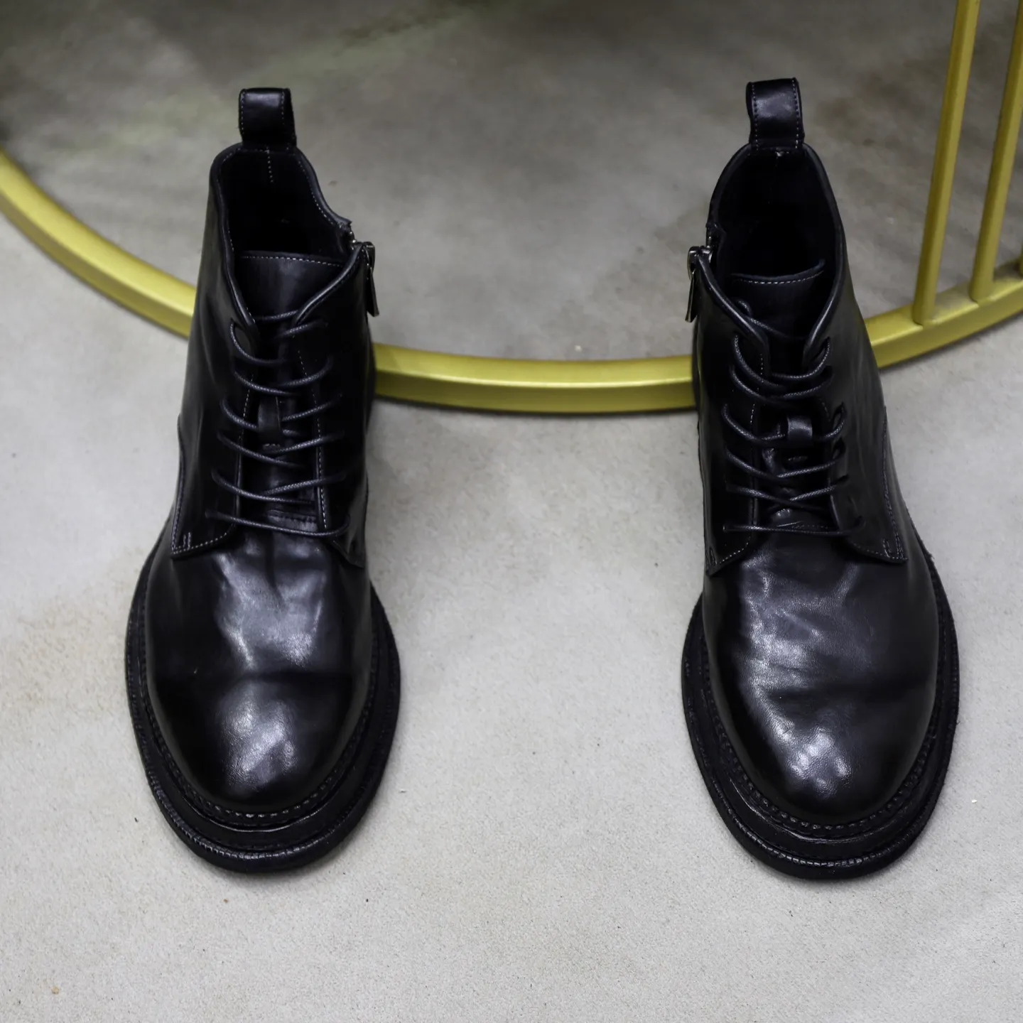 Ex-factory price: 1320💰DG men’s new horse leather work boots! Dongguan's top quality work boots are made of washed horsehide. The body is scratched and distressed. It is a work of hand-rubbing craftsmanship. The collar is wrapped in soft cow leather. It is simple and beautiful, fashionable and casual. It is equipped with a full cowhide lining and embossed logo feet. It is matched with a combination of genuine leather and zigzag rubber outsole. Look at the details of the leather material. If you pursue high quality, check it out! Extremely comfortable! Comes with original box and dust bag! Size: 38-39-40-41-42-43-44 standard leather shoe size
